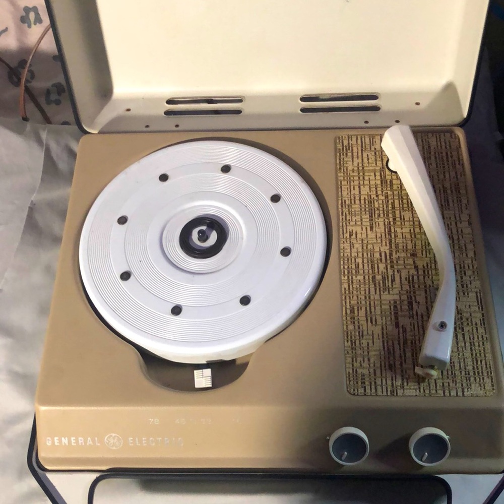 General electric vintage 1970s record player